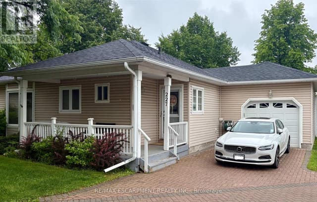 227 Silverbirch Blvd.