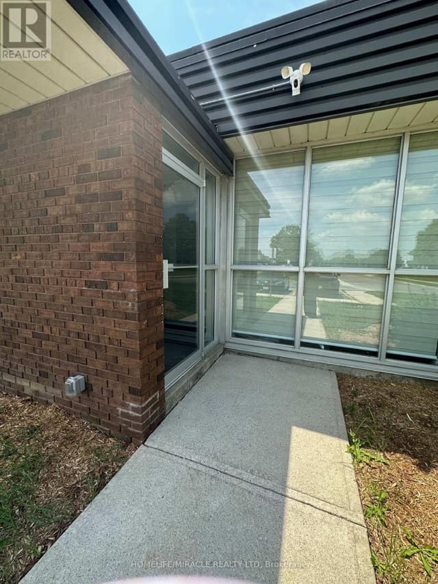 30 B - 2762 Slough St.