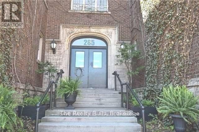 3 - 285 King St. W