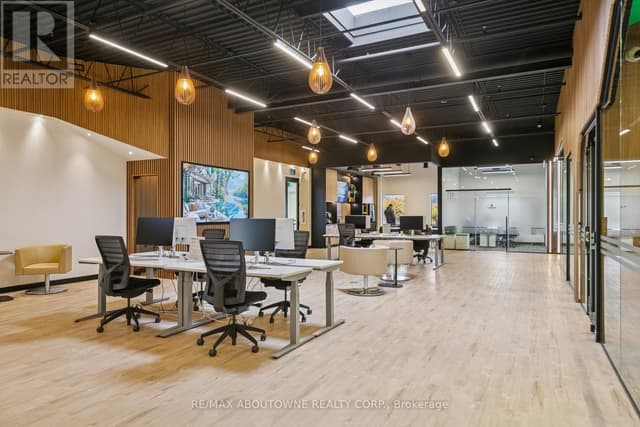 211-b - 320 Matheson Blvd. W