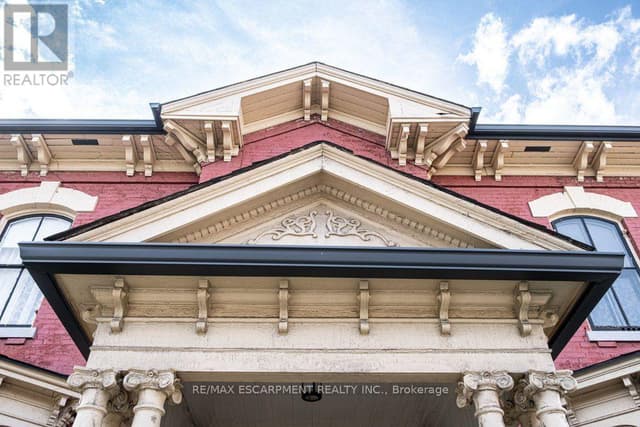 58 Wellington St. S
