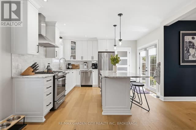 26 Carleton St. N