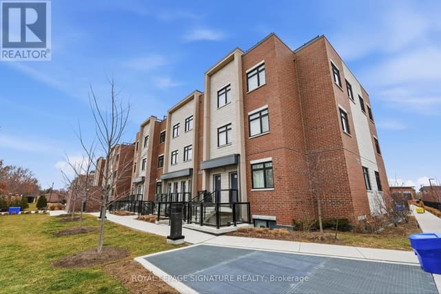 227 - 1062 Douglas Mccurdy Common