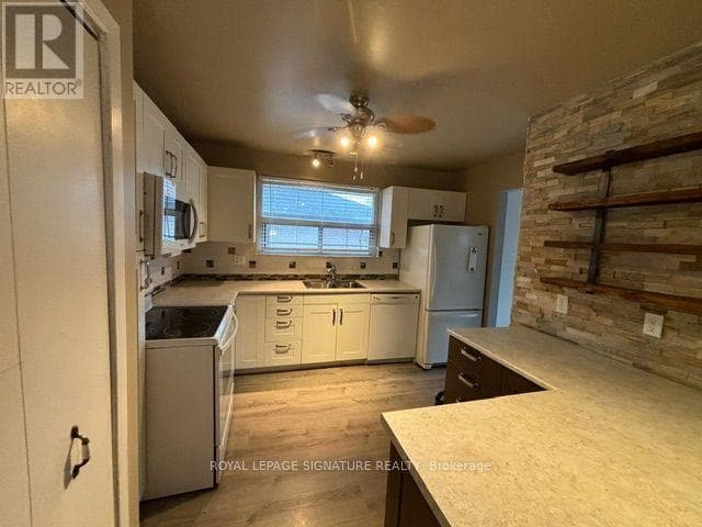 Upper - 2551 Padstow Cres.