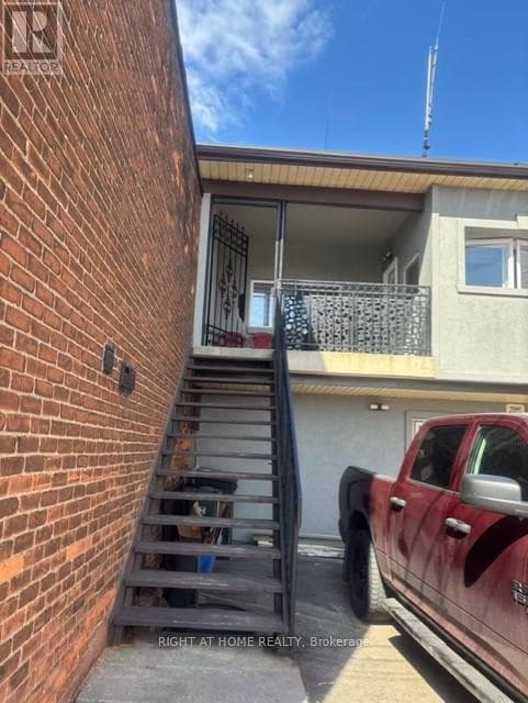 2 - 226 Kenilworth Ave. N