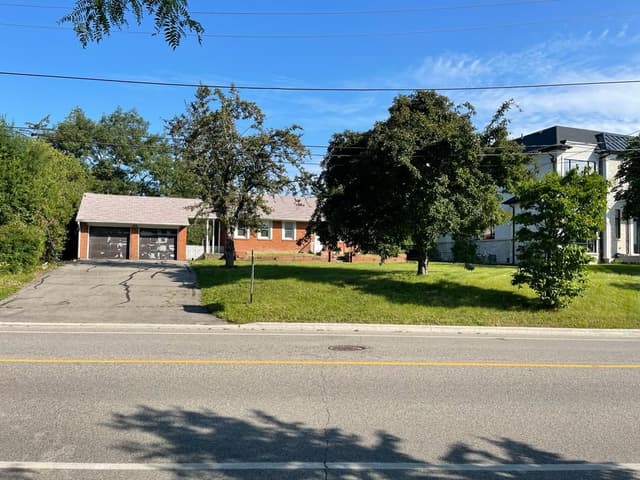 2431 Thorn Lodge Dr. Mississauga On L5k 1k8