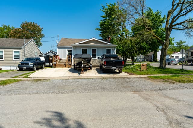 18 1/2 Willow St. St Catharines On L2t 1n4