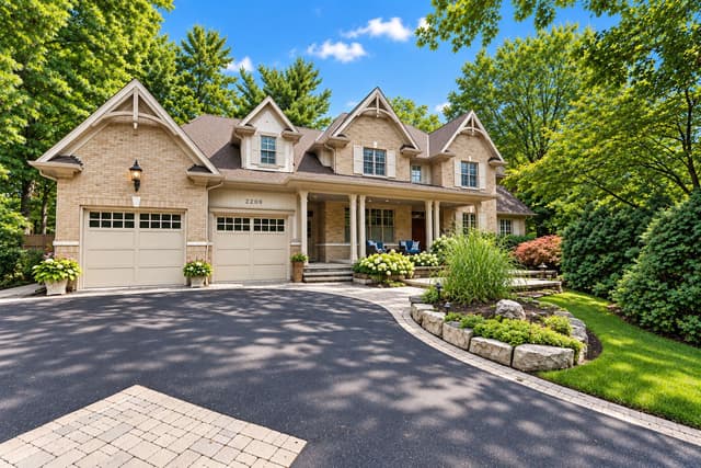 2209 Pineneedle Row Mississauga On L5c 1v4