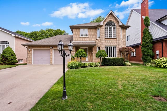 98 Debora Dr. Grimsby On L3m 4j3