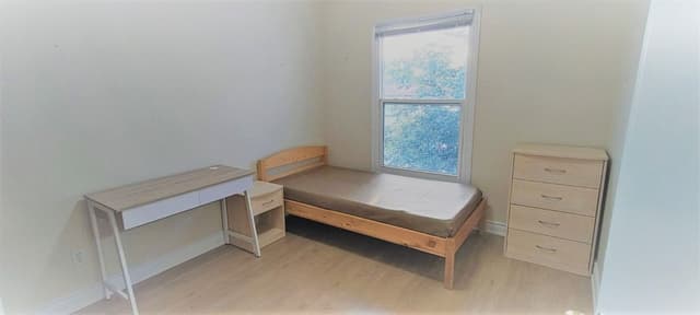 95 Orsett St. Rm 2 Oakville On L6h 2p1