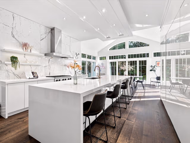 2076 Glenforest Cres. Oakville On L6j 2g4