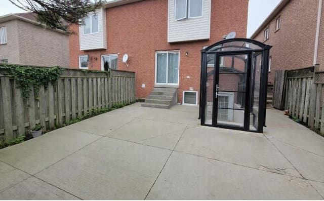 6959 Tassel Cres. Bsmt Mississauga On L5w 1g9
