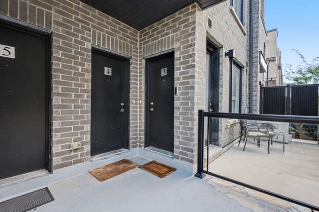 3425 Ridgeway Dr. 3 Mississauga On L5l 0b9