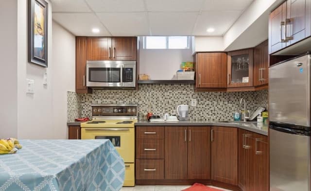 5687 Goldenbrook Dr. Basement Mississauga On L5m 3w5