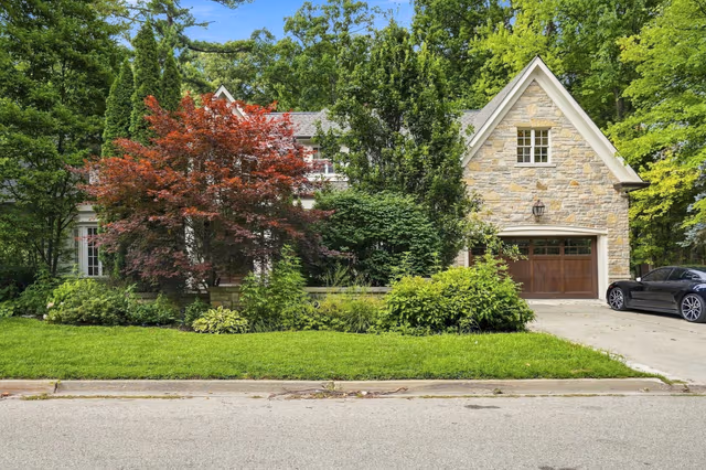 2025 & 2035 Heartwood Ct. Mississauga On L5c 4p7