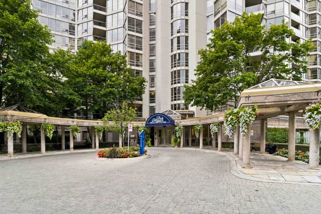 45 Kingsbridge Garden Circle 901 Mississauga On L5r 3k4