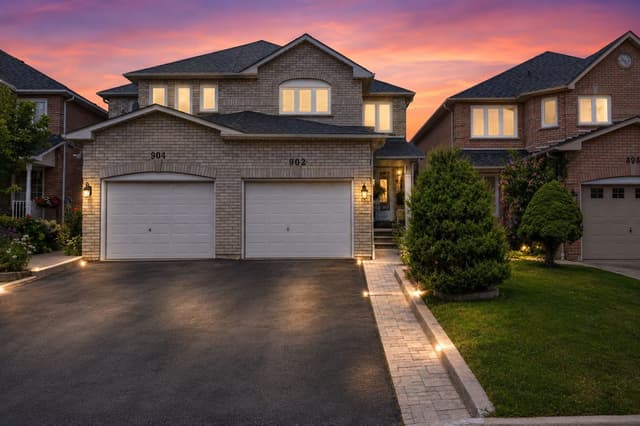 902 Applecroft Circle Mississauga On L5v 2a7
