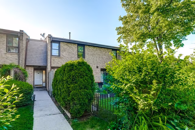 2605 Woodchester Dr. 36 Mississauga On L5k 2e3