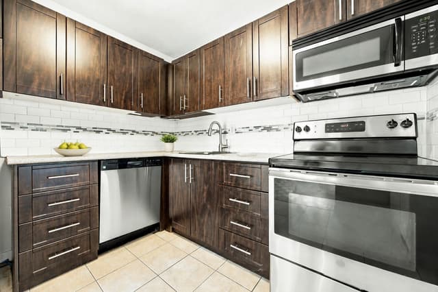 2300 Marine Dr. 202 Oakville On L6l 1c3