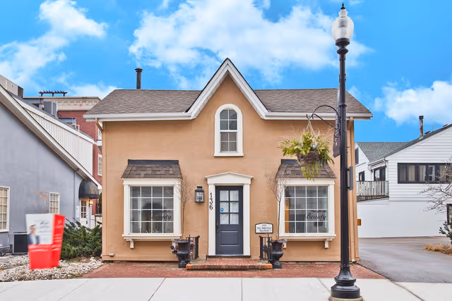 136 Trafalgar Rd. Oakville On L6j 3g5