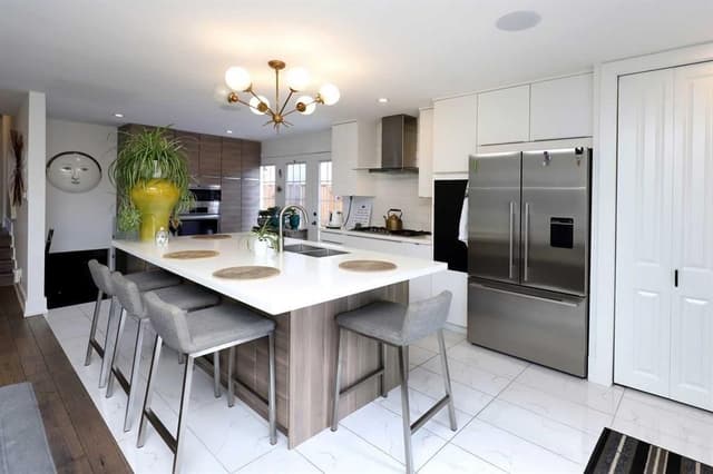 814 Eaglemount Cres. Mississauga On L5c 1n9
