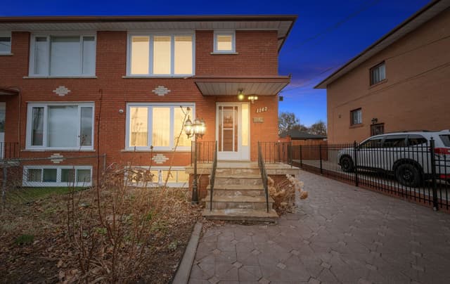 1142 Alexandra Ave. Mississauga On L5e 2a5