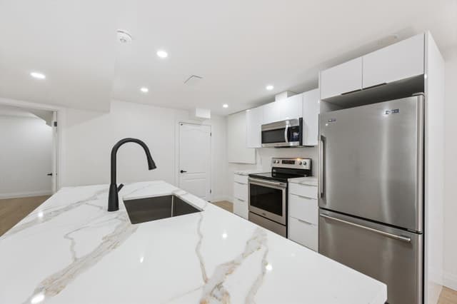 3872 Densbury Dr. Bsmt Apt Mississauga On L5n 6y9