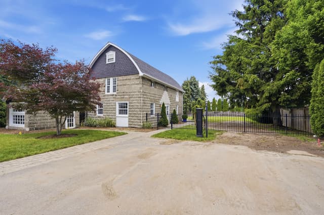 292 Main St. W C Grimsby On L3m 1s4