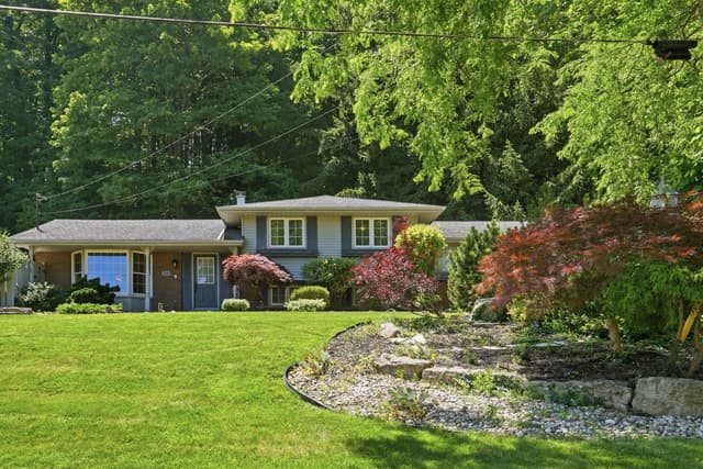 38 Kingsway Blvd. Grimsby On L3m 3e7