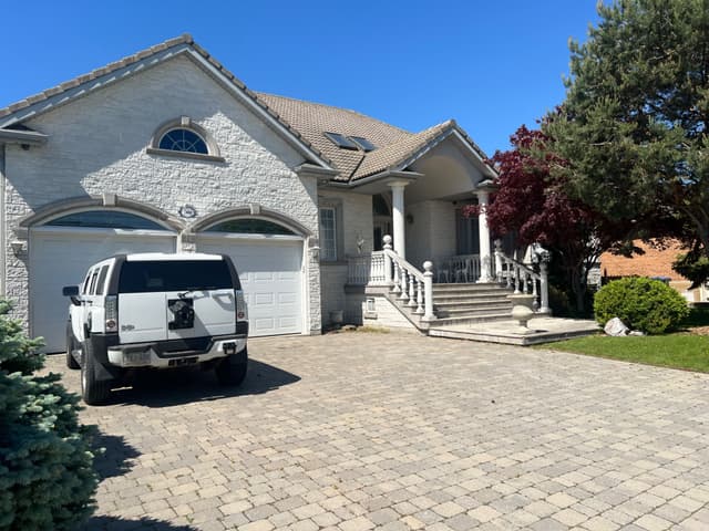 2444 Hensall St. Mississauga On L5a 2t2