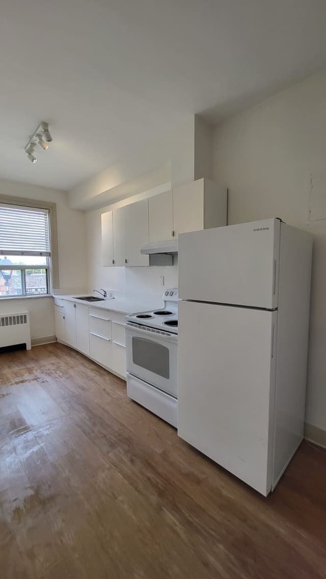 7 Thomas St. 2 Mississauga On L5m 1y4