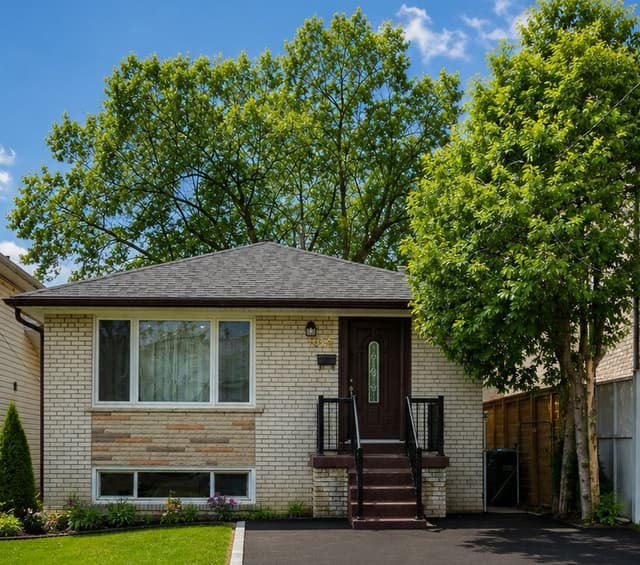 1064 Eastmount Ave. E Mississauga On L5e 1z3