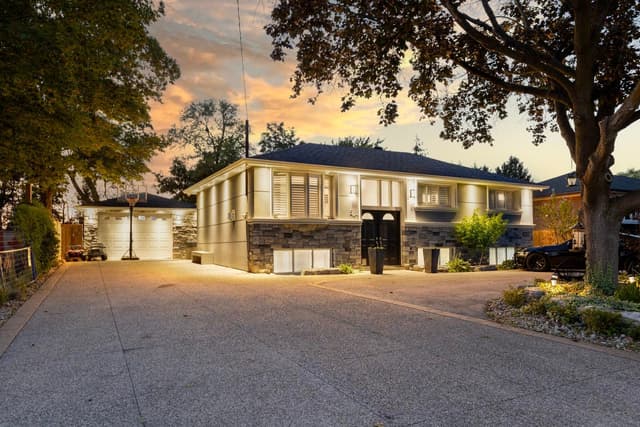 547 Pinegrove Rd. Oakville On L6k 2c2