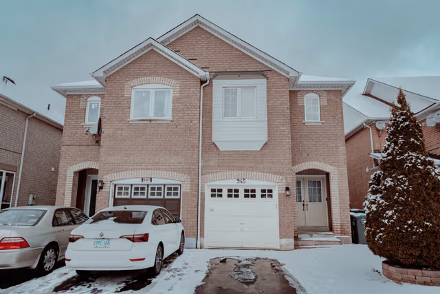 945 Mandolin Pl. Mississauga On L5w 1s3