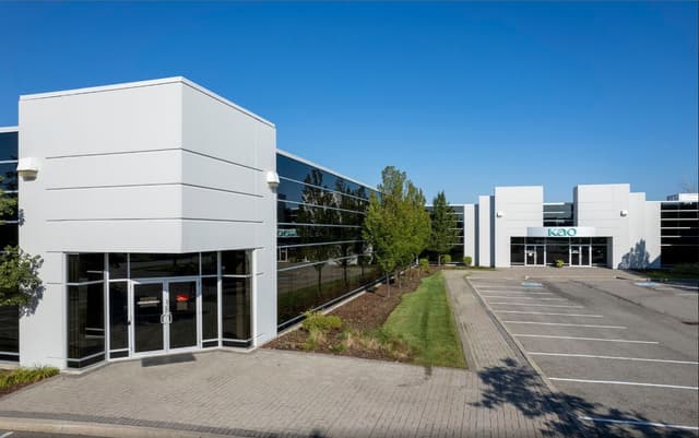 75 Courtneypark Dr. W 2A Mississauga On L5w 0e3