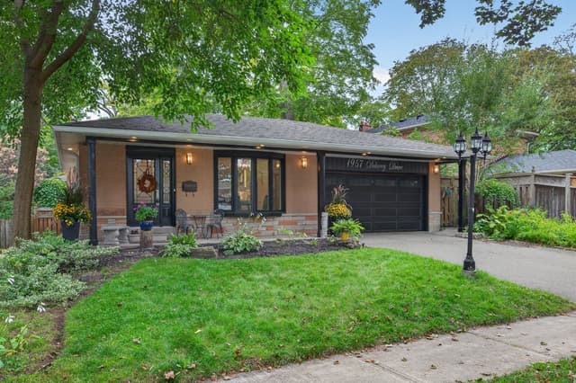 1957 Delaney Dr. Mississauga On L5j 3l3