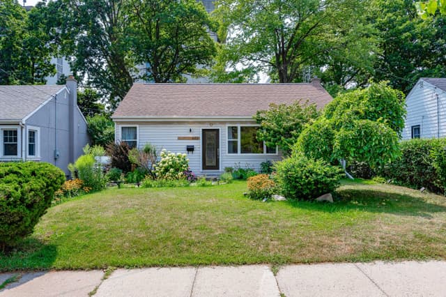 442 Queen Mary Dr. Oakville On L6k 3m1