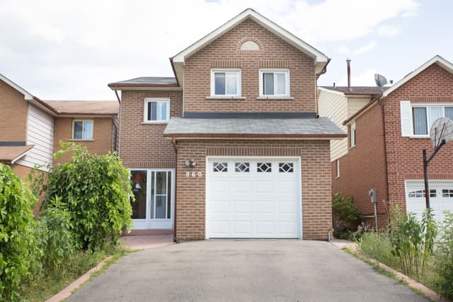 860 Messenger Meadow Dr. Mississauga On L5c 3t2