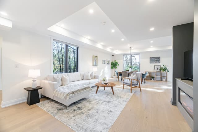 720 Hillman Cres. Mississauga On L4y 2j2