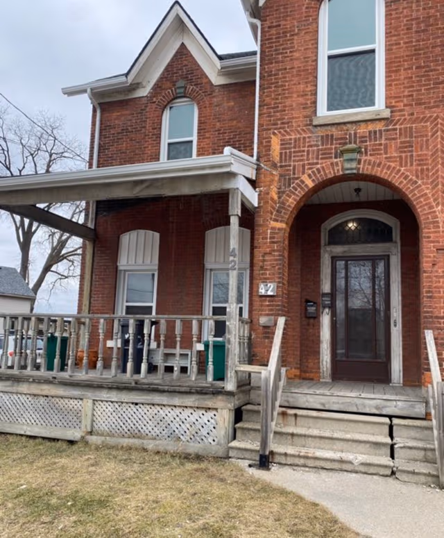 42 Niagara St. St Catharines On L2r 4k9