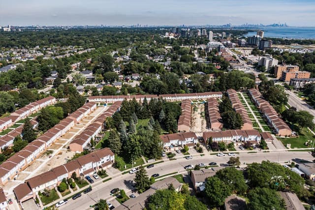 1055 Shawnmarr Rd. 43 Mississauga On L5h 3v2