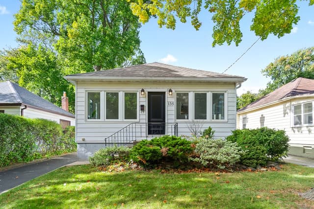 135 Deane Ave. Oakville On L6k 1n2