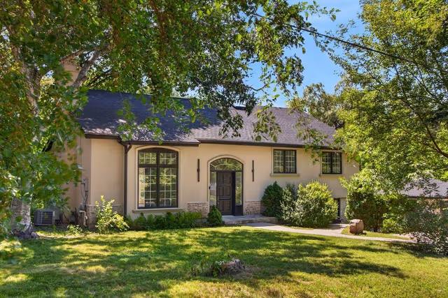 1340 Contour Dr. Mississauga On L5h 1b2