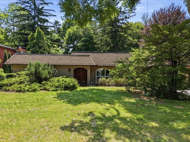 1528 Knareswood Dr. Mississauga On L5h 2m1