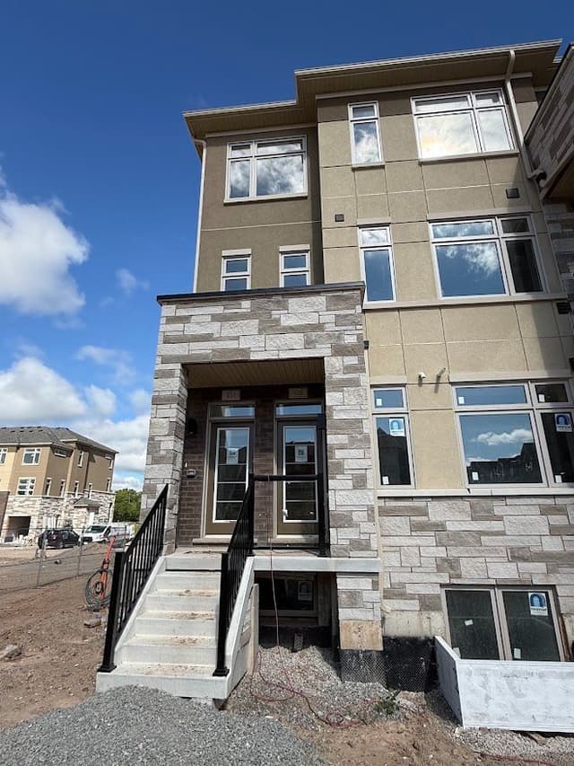933 North Waterdown Dr. Hamilton On L8b 2b1