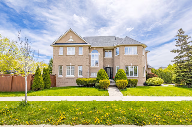 2137 Frontier Dr. Oakville On L6m 3s3