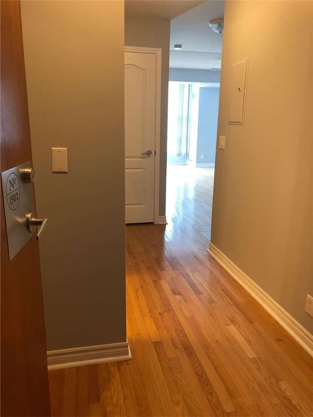 33 Elm Dr. 1502 Mississauga On L5b 4l2