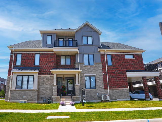 9 Crown Gate Oakville On L6m 0w8