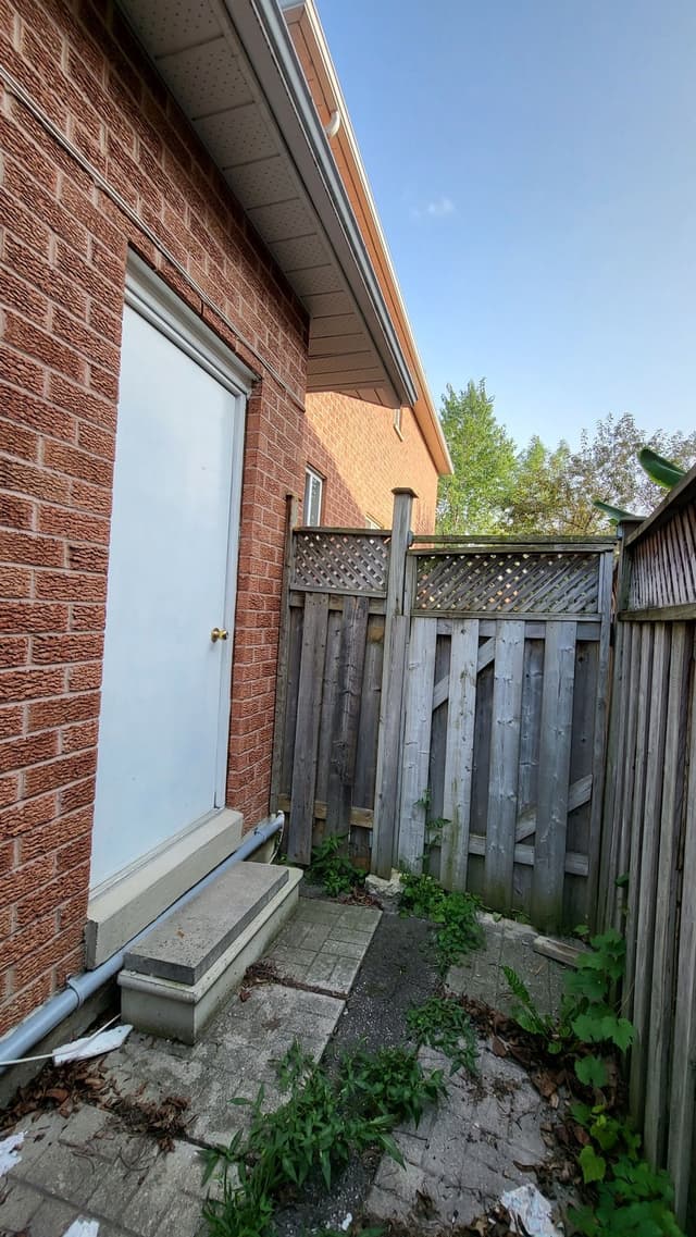 5402 Fasdon Ct. Lower Mississauga On L5v 1y8